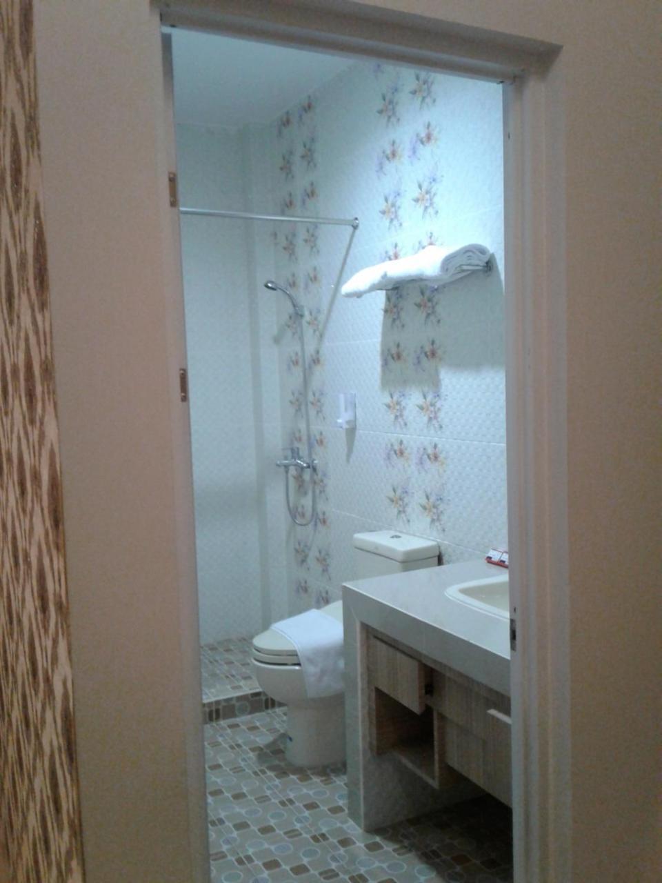 Fortune Front One Hotel Kendari Esterno foto