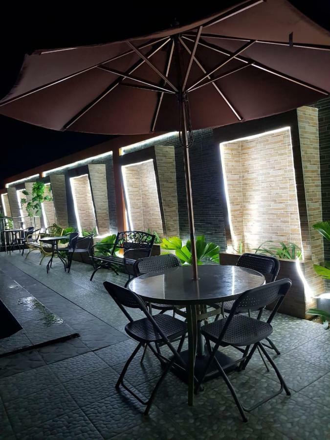 Fortune Front One Hotel Kendari Esterno foto