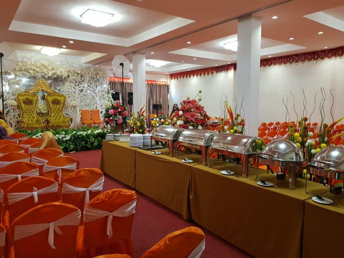Fortune Front One Hotel Kendari Esterno foto