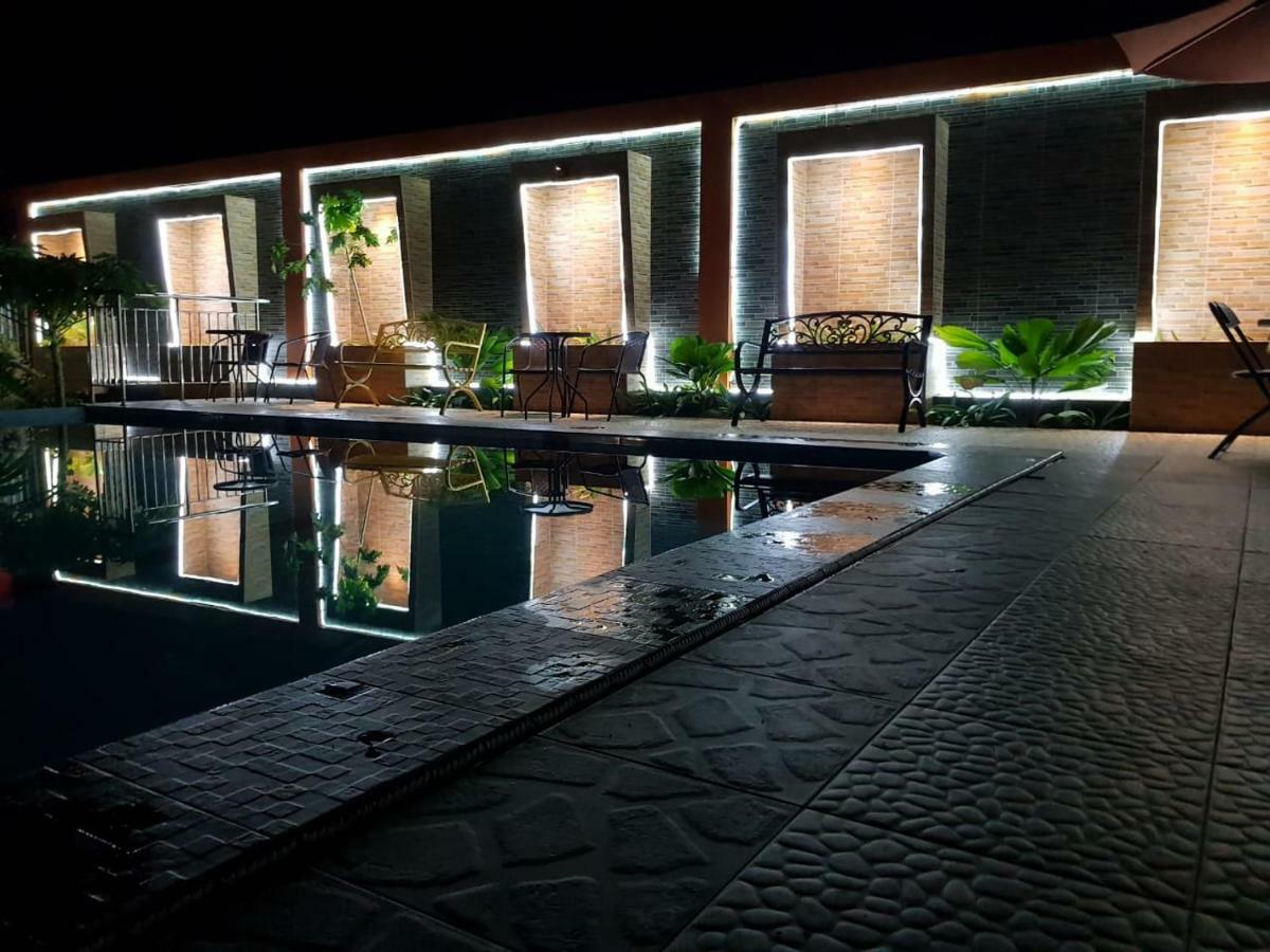 Fortune Front One Hotel Kendari Esterno foto