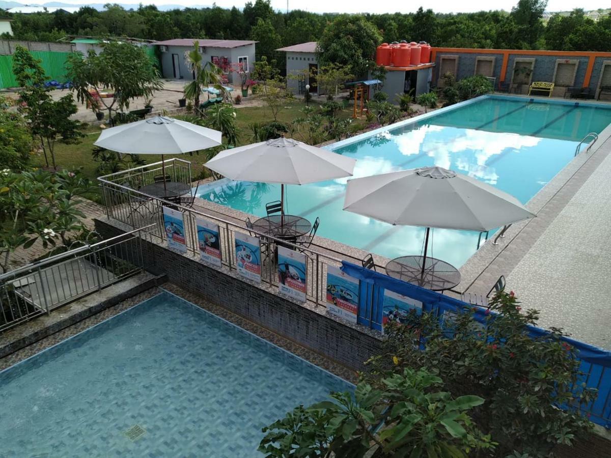 Fortune Front One Hotel Kendari Esterno foto