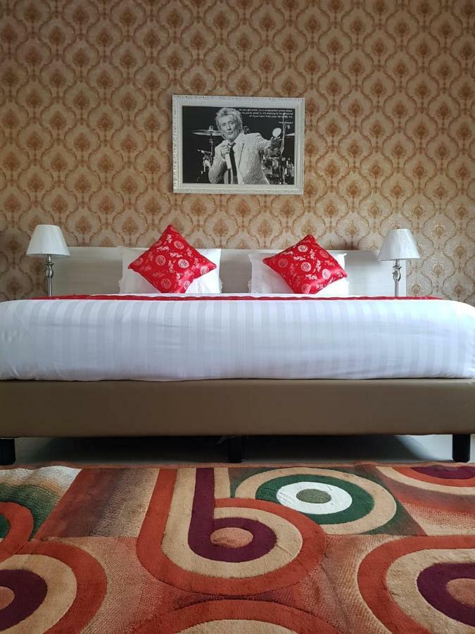 Fortune Front One Hotel Kendari Esterno foto
