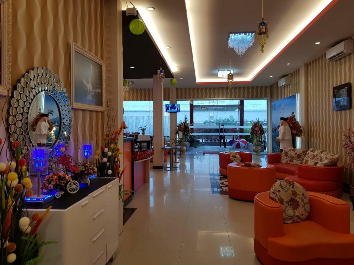 Fortune Front One Hotel Kendari Esterno foto