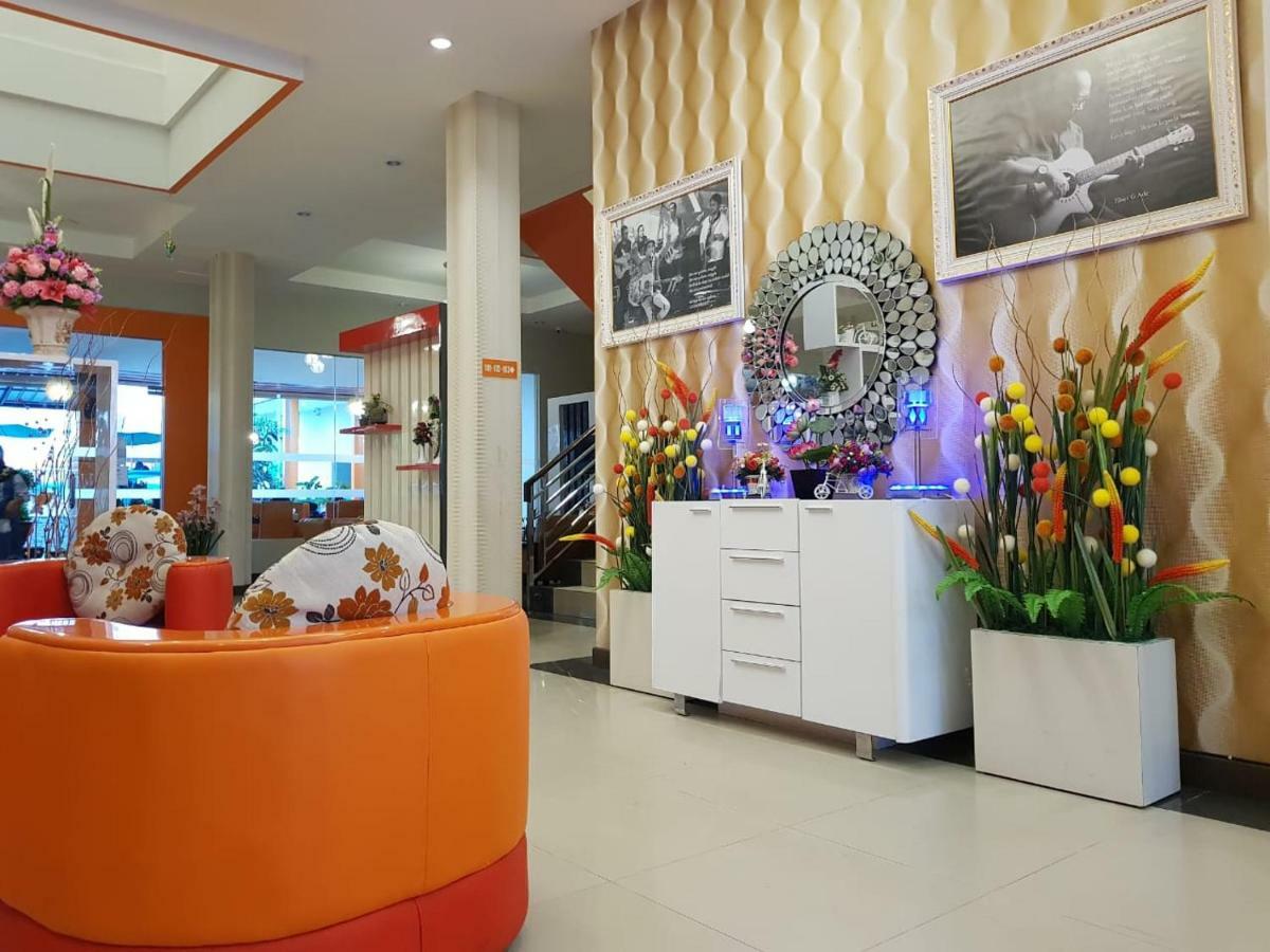 Fortune Front One Hotel Kendari Esterno foto