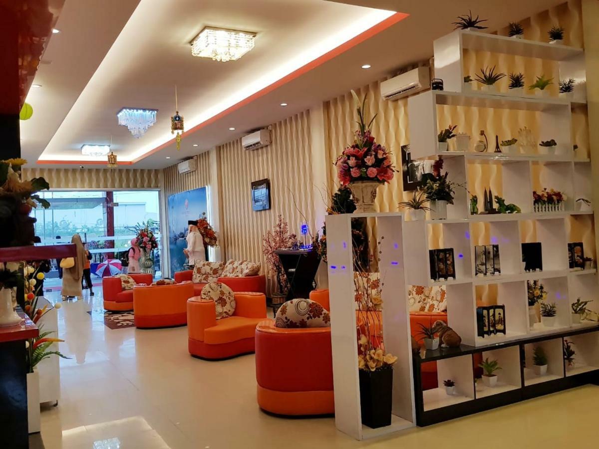 Fortune Front One Hotel Kendari Esterno foto