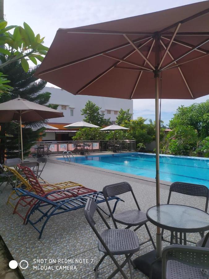 Fortune Front One Hotel Kendari Esterno foto
